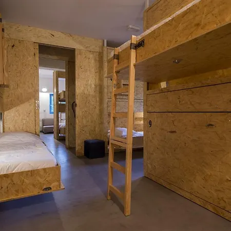 Des Arts Hostel *